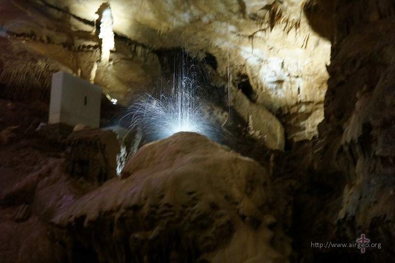 Пещера прометея - падающие капли воды